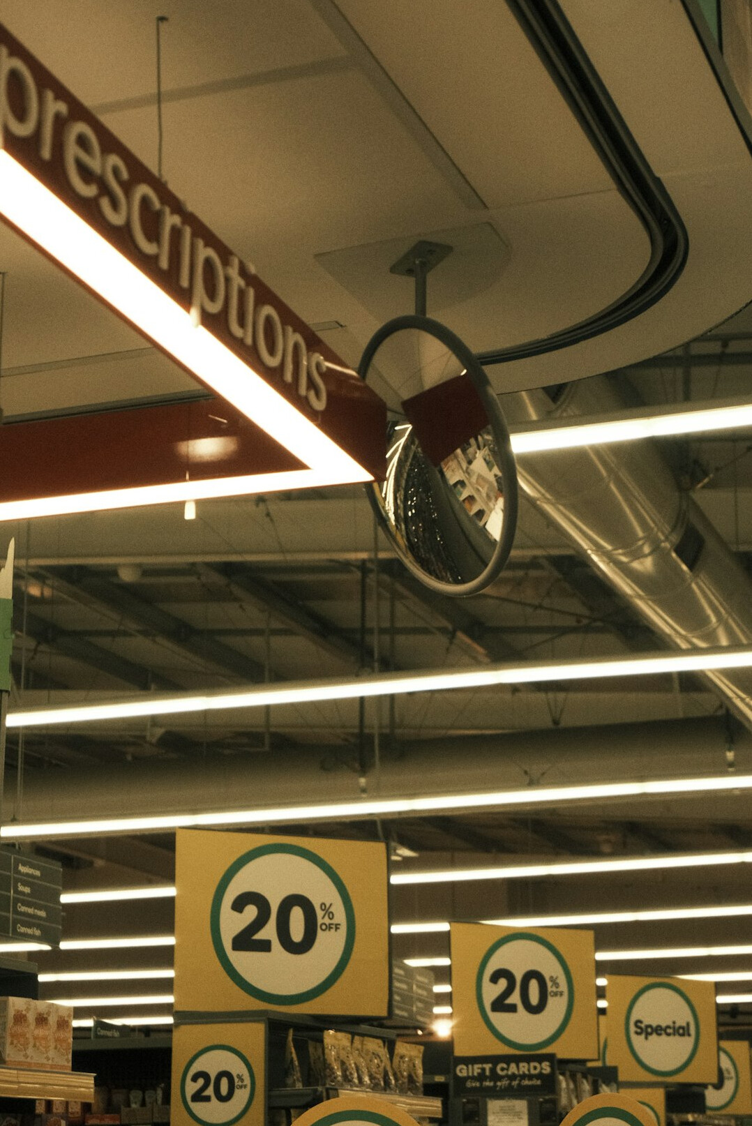 store detective watching